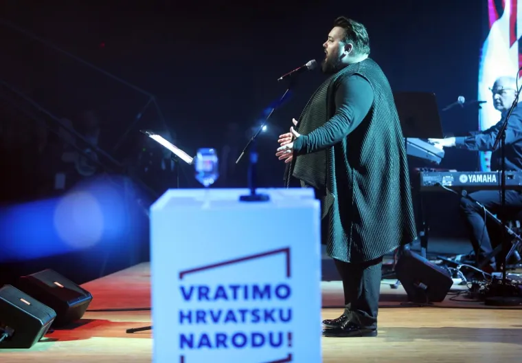 NA VELIKOM ŠKORINOM SKUPU HRVATSKA ZASTAVA S PRVIM BIJELIM POLJEM, ALI I BROJNA POZNATA LICA: Pogledajte tko je sve došao danas u 'Lisinski'