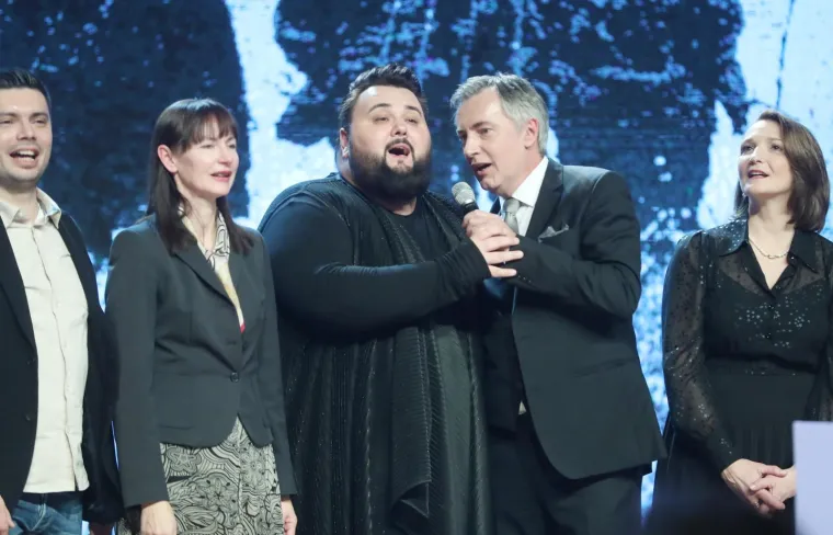 &Scaron;koro je naglasio naglasio je da će 22. prosinca Hrvatska "nakon dugo vremena glasovati 'za', a to će biti i prvi korak u &bdquo;vraćanju države narodu&rdquo; te poručio kako nema te sile ili stranačke i partijske diktature koja će im ukrasti to slavlje