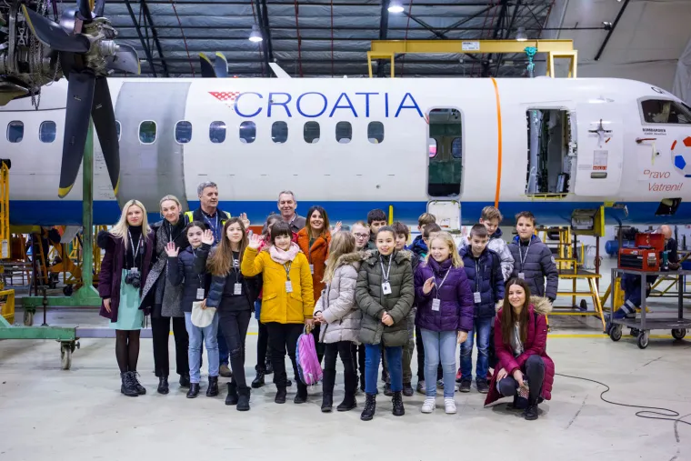 Postali piloti na jedan dan: Učenici u kabini aviona Airbus 319