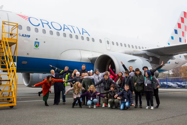 Postali piloti na jedan dan: Učenici u kabini aviona Airbus 319