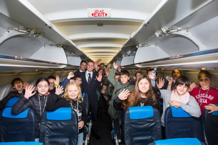 Postali piloti na jedan dan: Učenici u kabini aviona Airbus 319