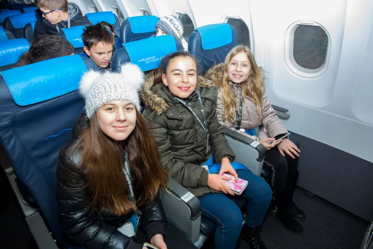 Postali piloti na jedan dan: Učenici u kabini aviona Airbus 319