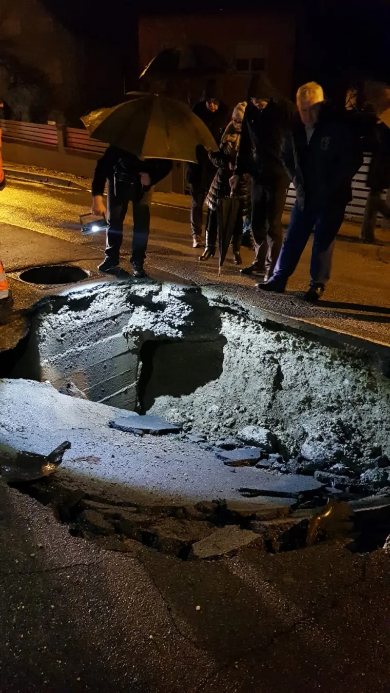 Za dlaku izbjegnuta tragedija! Ovo je golema rupa usred Zagreba koja je 'progutala' automobil