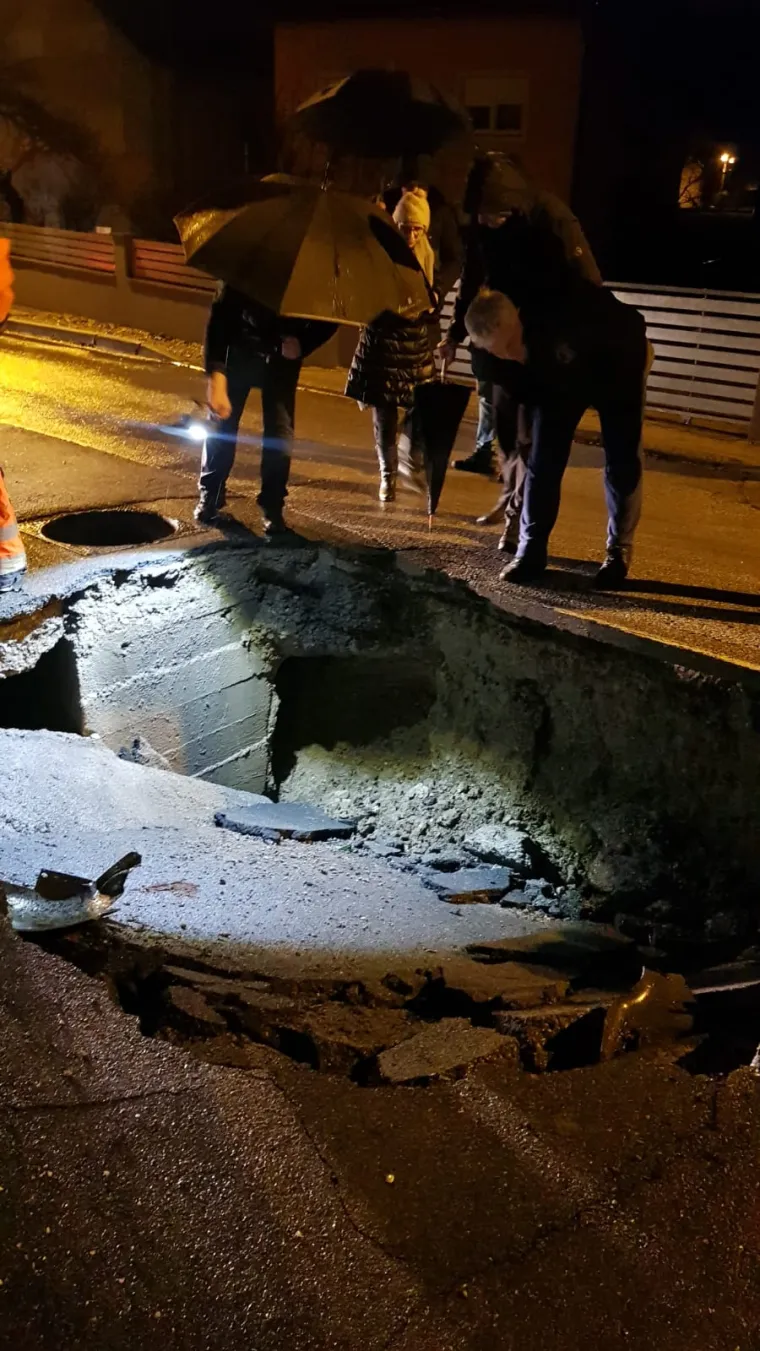 Za dlaku izbjegnuta tragedija! Ovo je golema rupa usred Zagreba koja je 'progutala' automobil
