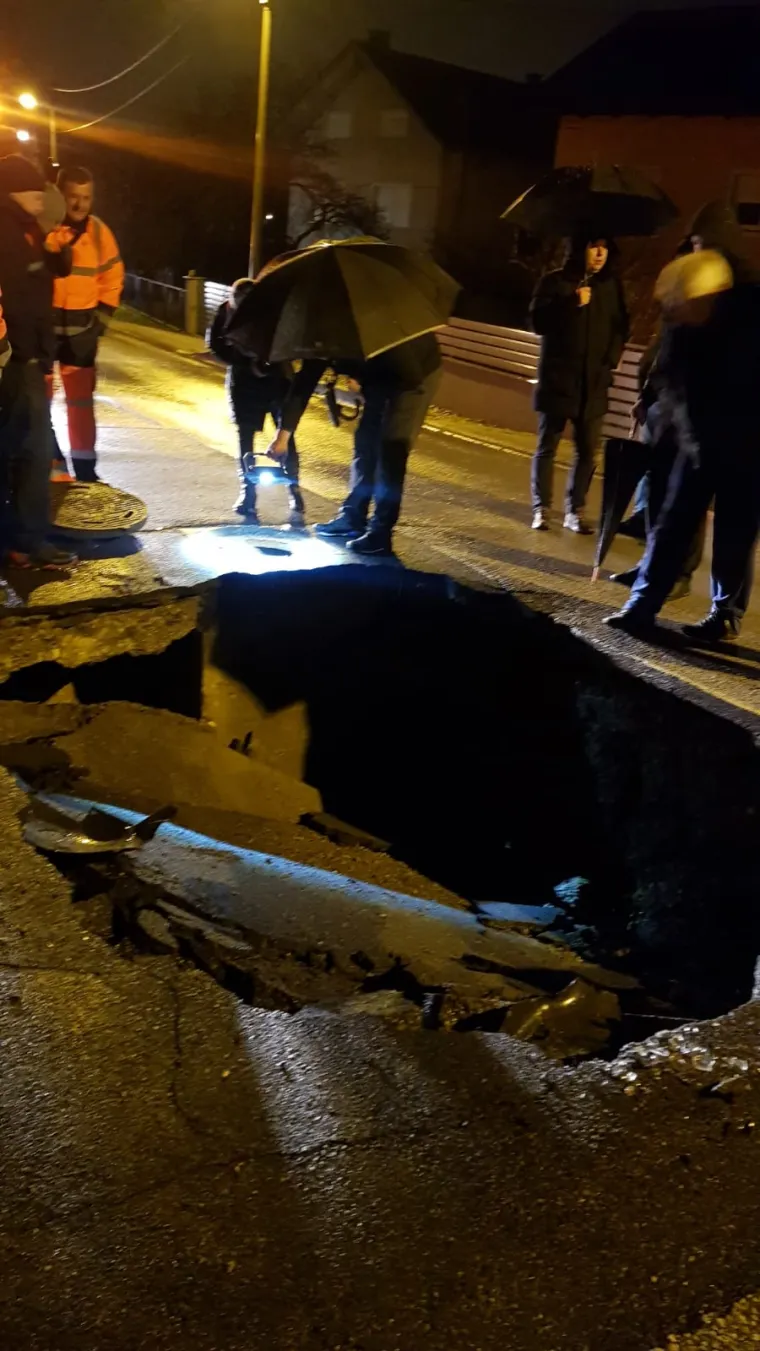 Za dlaku izbjegnuta tragedija! Ovo je golema rupa usred Zagreba koja je 'progutala' automobil