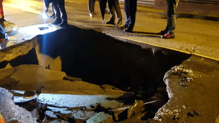 Za dlaku izbjegnuta tragedija! Ovo je golema rupa usred Zagreba koja je 'progutala' automobil