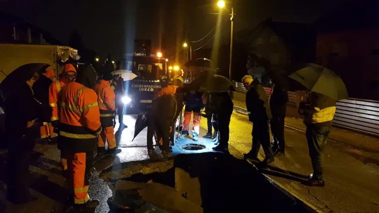 Za dlaku izbjegnuta tragedija! Ovo je golema rupa usred Zagreba koja je 'progutala' automobil