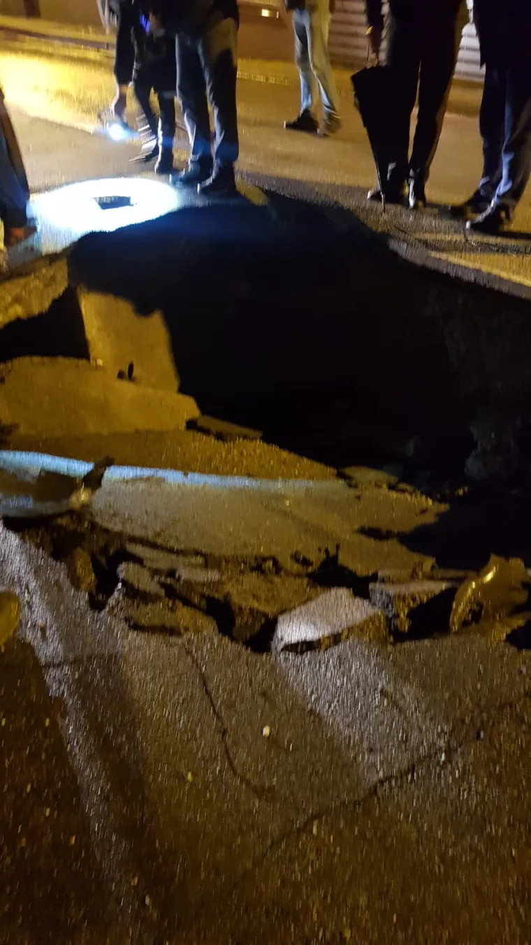 Za dlaku izbjegnuta tragedija! Ovo je golema rupa usred Zagreba koja je 'progutala' automobil