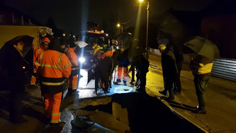 Za dlaku izbjegnuta tragedija! Ovo je golema rupa usred Zagreba koja je 'progutala' automobil