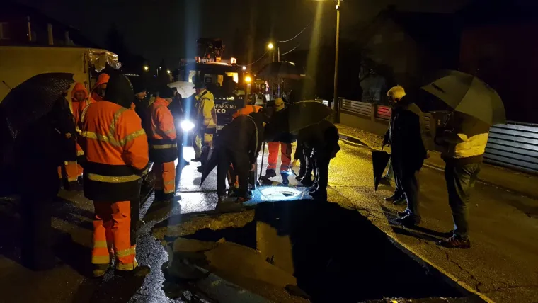 Za dlaku izbjegnuta tragedija! Ovo je golema rupa usred Zagreba koja je 'progutala' automobil