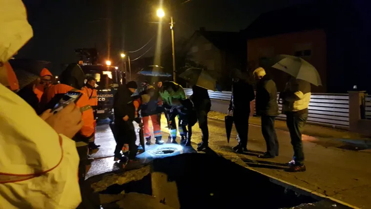 Za dlaku izbjegnuta tragedija! Ovo je golema rupa usred Zagreba koja je 'progutala' automobil