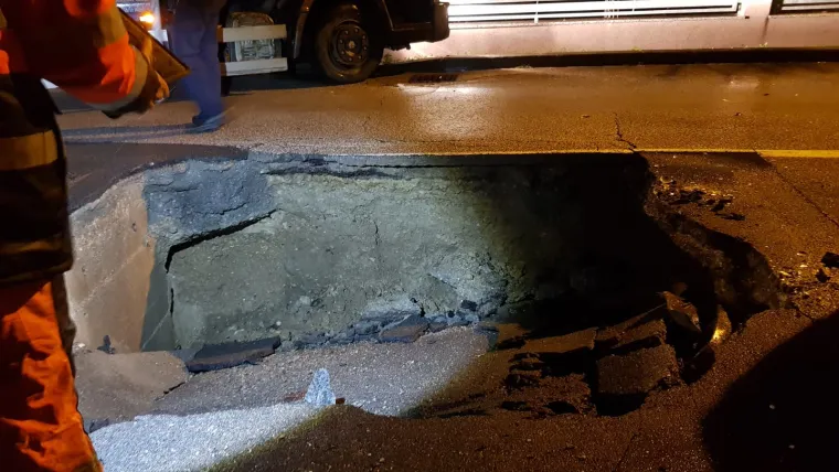 Za dlaku izbjegnuta tragedija! Ovo je golema rupa usred Zagreba koja je 'progutala' automobil