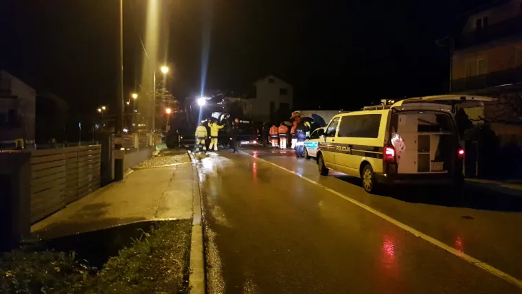 Za dlaku izbjegnuta tragedija! Ovo je golema rupa usred Zagreba koja je 'progutala' automobil