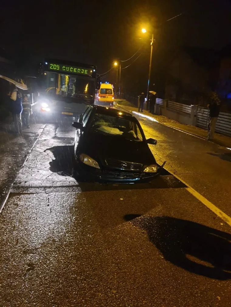 Za dlaku izbjegnuta tragedija! Ovo je golema rupa usred Zagreba koja je 'progutala' automobil