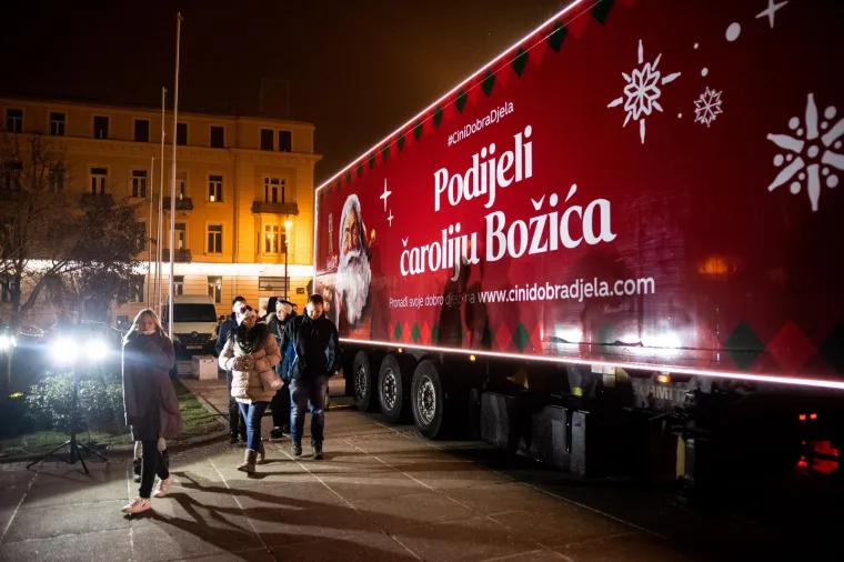 Božić je stigao! Najpopularniji crveni kamion obilazi hrvatske gradove - Jeste li ga uočili?