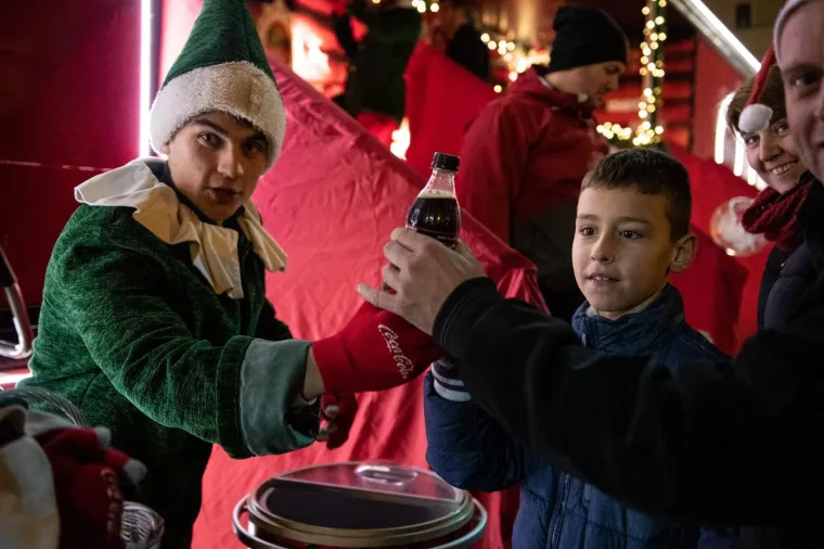 Božić je stigao! Najpopularniji crveni kamion obilazi hrvatske gradove - Jeste li ga uočili?