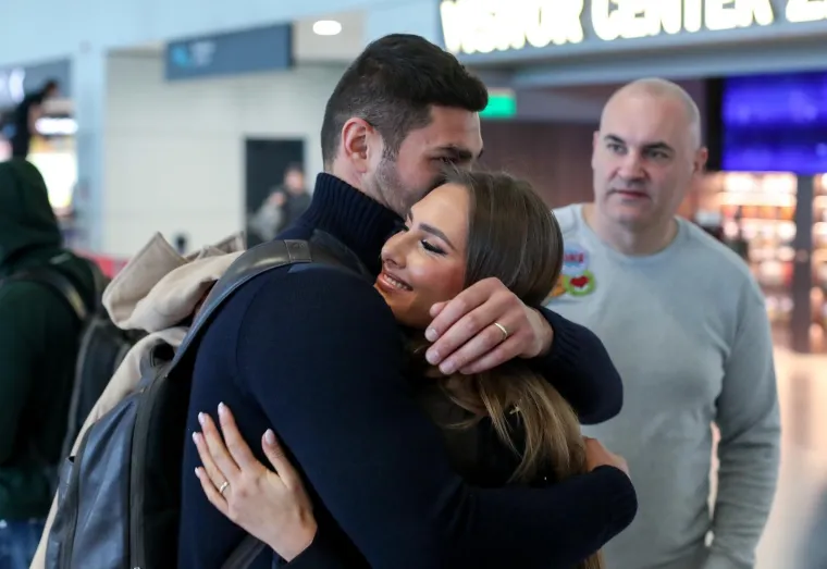 Doček &scaron;ampiona u Zagrebu! Hrgović se nije mogao odvojiti od prekrasne supruge Marinele...