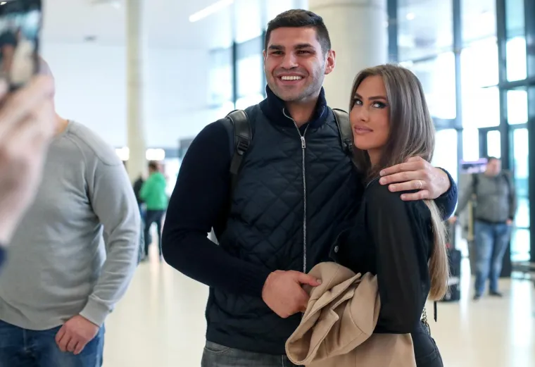 Doček &scaron;ampiona u Zagrebu! Hrgović se nije mogao odvojiti od prekrasne supruge Marinele...