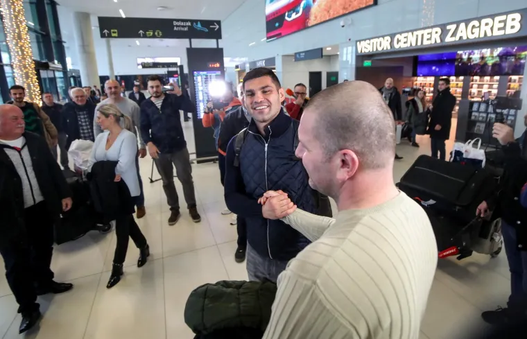 Doček &scaron;ampiona u Zagrebu! Hrgović se nije mogao odvojiti od prekrasne supruge Marinele...