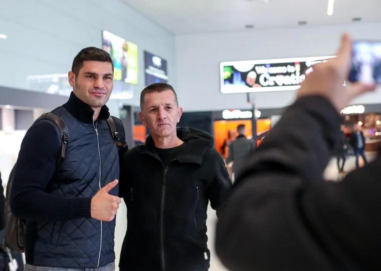 Doček &scaron;ampiona u Zagrebu! Hrgović se nije mogao odvojiti od prekrasne supruge Marinele...