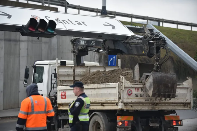 Netko se gadno preračunao! Krkljanac kod Arene: Kamionom punim &scaron;ljunka otkinuo semafor