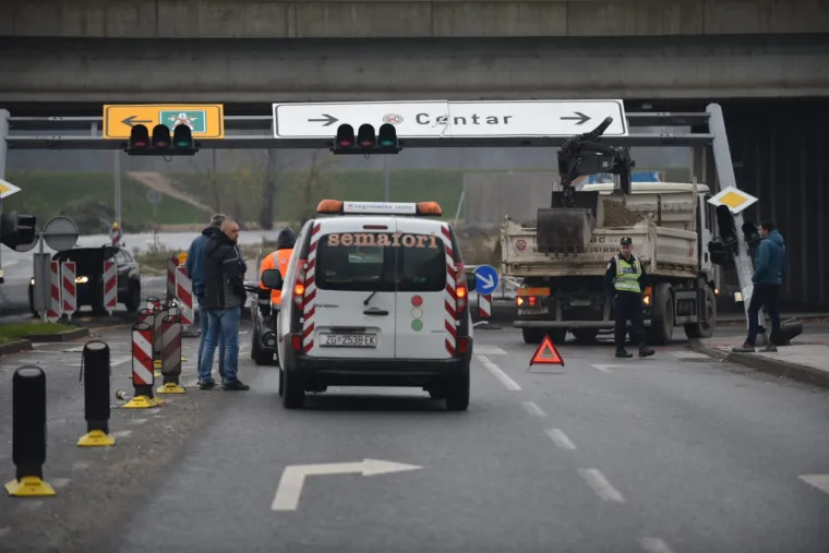 Netko se gadno preračunao! Krkljanac kod Arene: Kamionom punim &scaron;ljunka otkinuo semafor