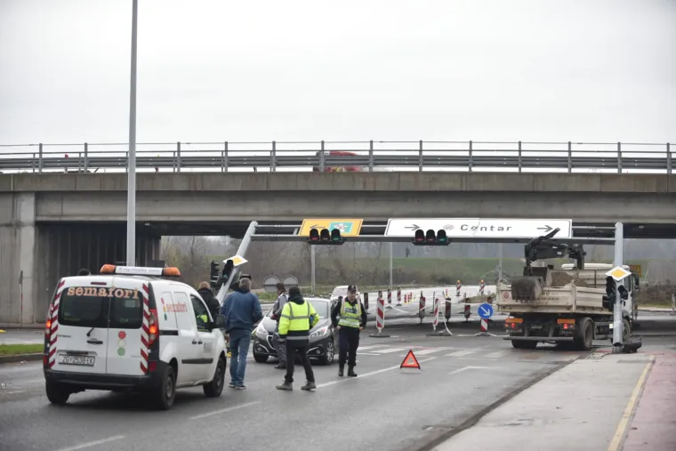 Netko se gadno preračunao! Krkljanac kod Arene: Kamionom punim &scaron;ljunka otkinuo semafor