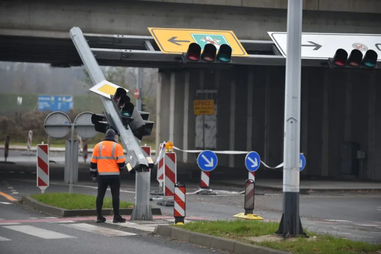 Netko se gadno preračunao! Krkljanac kod Arene: Kamionom punim &scaron;ljunka otkinuo semafor