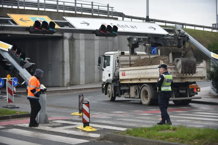 Netko se gadno preračunao! Krkljanac kod Arene: Kamionom punim &scaron;ljunka otkinuo semafor