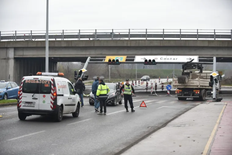 Netko se gadno preračunao! Krkljanac kod Arene: Kamionom punim &scaron;ljunka otkinuo semafor