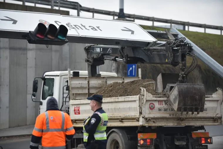 Netko se gadno preračunao! Krkljanac kod Arene: Kamionom punim &scaron;ljunka otkinuo semafor