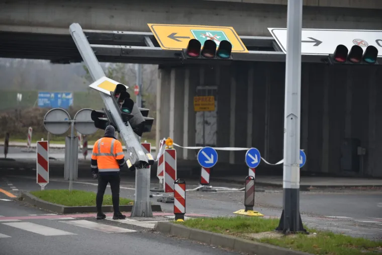 Netko se gadno preračunao! Krkljanac kod Arene: Kamionom punim &scaron;ljunka otkinuo semafor