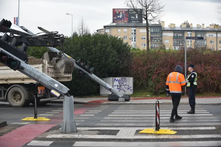 Netko se gadno preračunao! Krkljanac kod Arene: Kamionom punim &scaron;ljunka otkinuo semafor