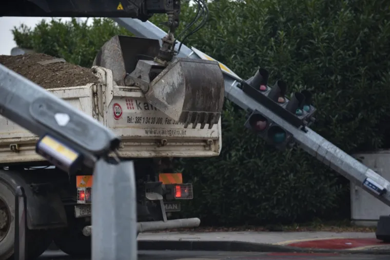 Netko se gadno preračunao! Krkljanac kod Arene: Kamionom punim &scaron;ljunka otkinuo semafor