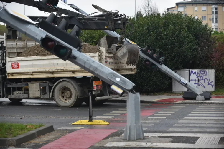 Netko se gadno preračunao! Krkljanac kod Arene: Kamionom punim &scaron;ljunka otkinuo semafor