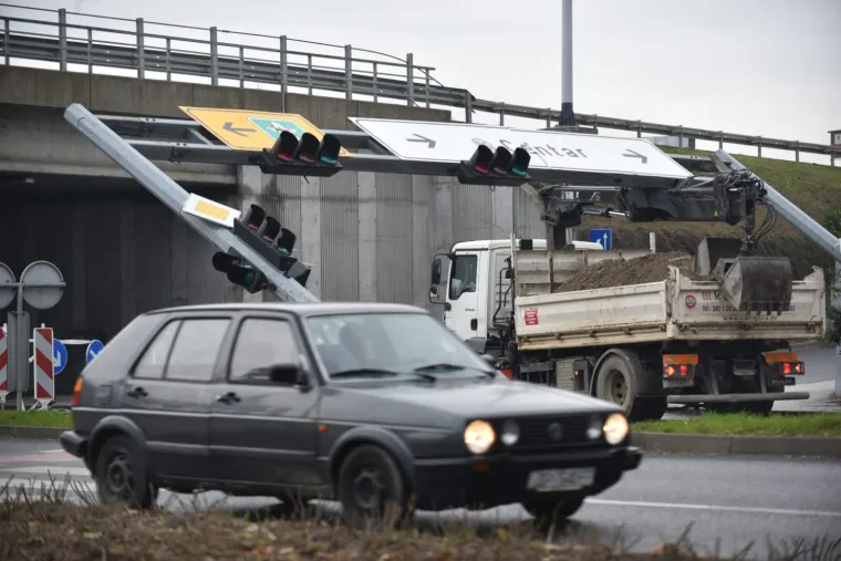 Netko se gadno preračunao! Krkljanac kod Arene: Kamionom punim &scaron;ljunka otkinuo semafor
