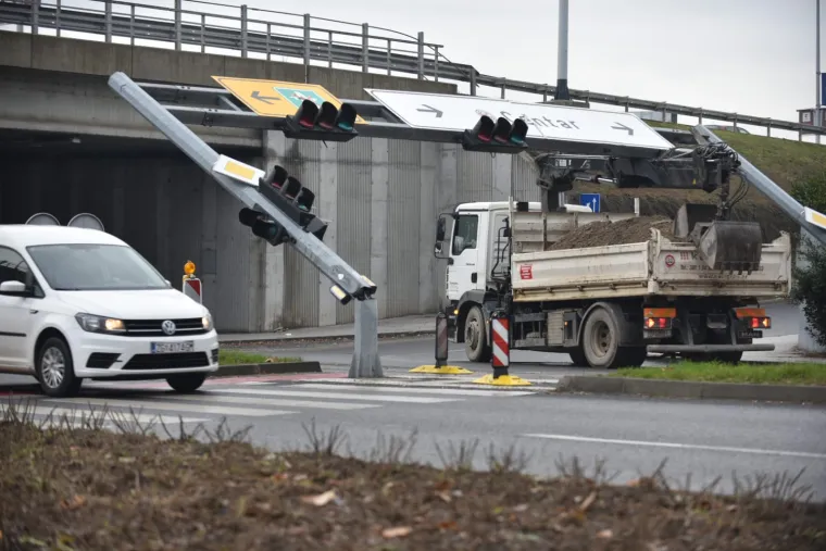 Netko se gadno preračunao! Krkljanac kod Arene: Kamionom punim &scaron;ljunka otkinuo semafor