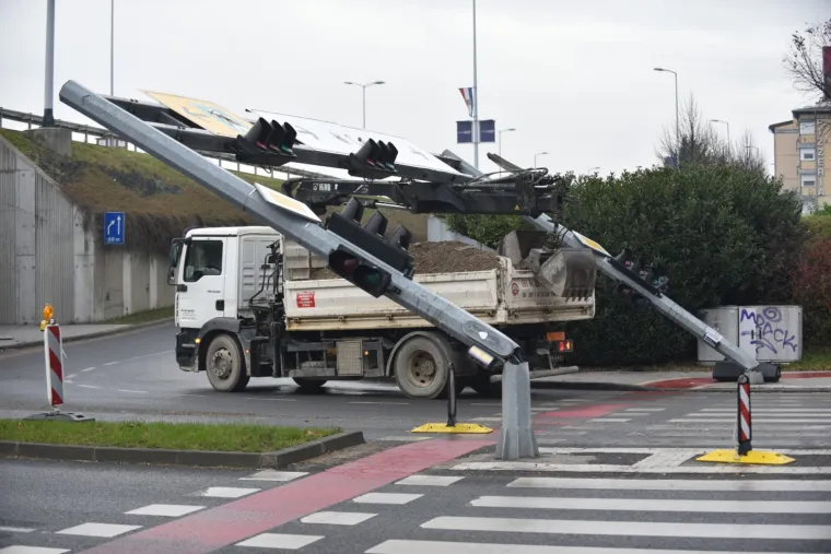 Netko se gadno preračunao! Krkljanac kod Arene: Kamionom punim &scaron;ljunka otkinuo semafor