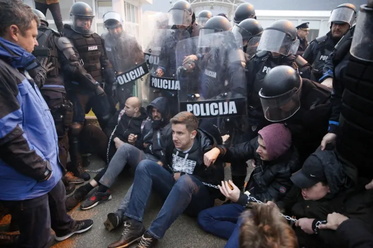 Interventna i specijalci silom odblokirali deponij kod Mostara, prosvjednici se žale: 'To je nelegalno...'