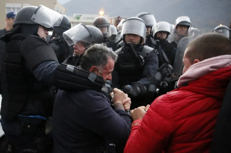 Interventna i specijalci silom odblokirali deponij kod Mostara, prosvjednici se žale: 'To je nelegalno...'
