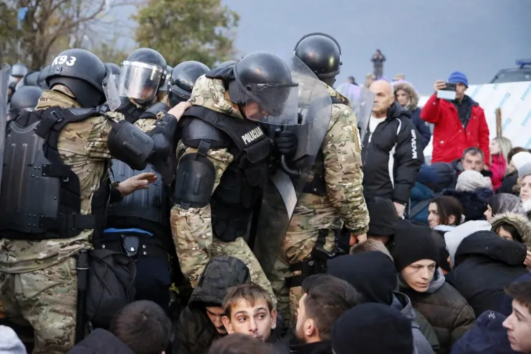Interventna i specijalci silom odblokirali deponij kod Mostara, prosvjednici se žale: 'To je nelegalno...'