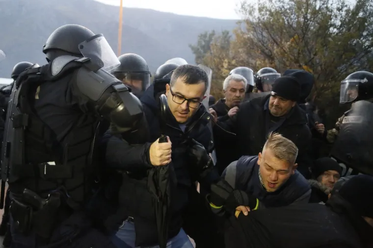 Interventna i specijalci silom odblokirali deponij kod Mostara, prosvjednici se žale: 'To je nelegalno...'