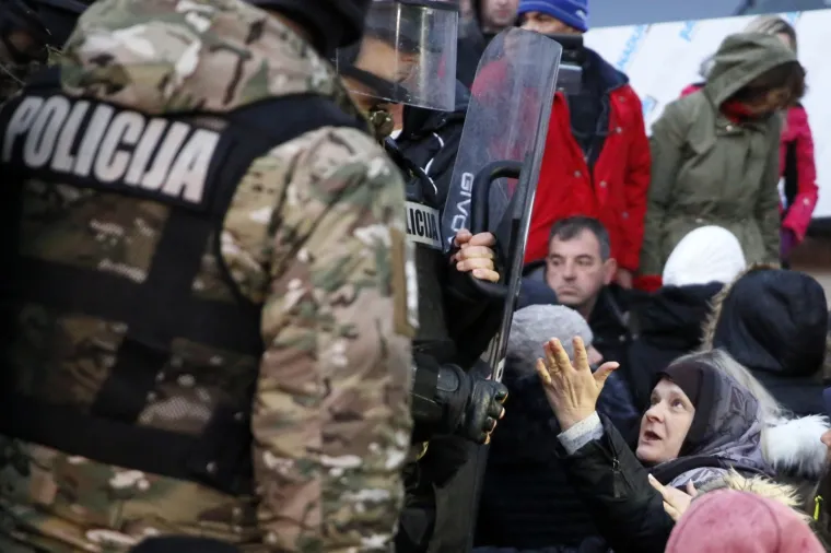 Interventna i specijalci silom odblokirali deponij kod Mostara, prosvjednici se žale: 'To je nelegalno...'