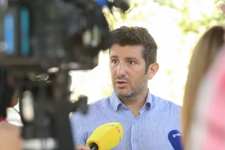 Kasnije je dobio stipendiju na temelju izvrsnosti rezultata i upisao prestižni institut CERGE-EI u Pragu.