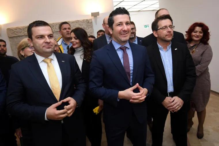 Kako je rekao, jer "22. prosinca počinje bitka za hrvatsku demokraciju u kojoj je jedino oružje - glas građana".