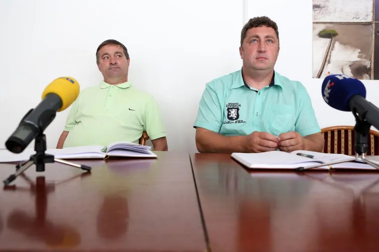 Za sebe kaže kako je se u životu bavio mnogim poslovima i usavr&scaron;avao se. Student je na Veleučili&scaron;tu VUKA u Karlovcu. Oženjen i otac dvojice odraslih sinova.