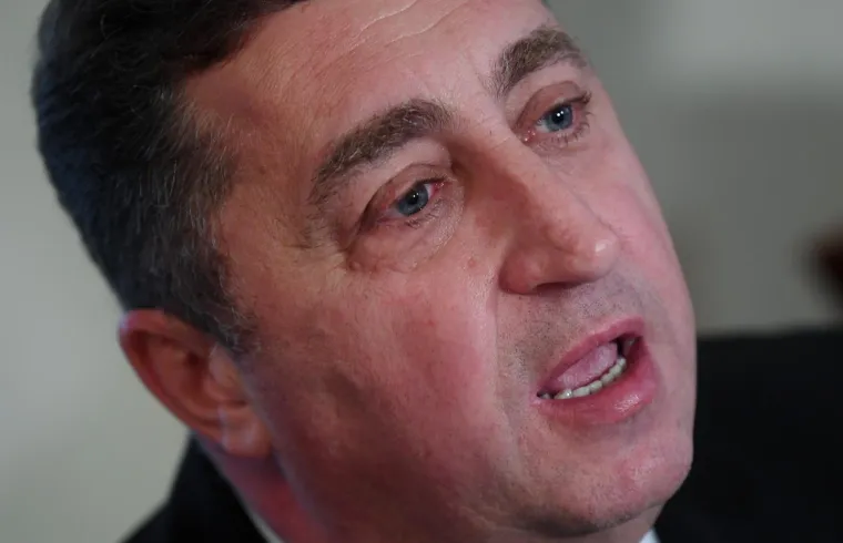 Predsjednički kandidat, koji je predao 14 tisuća potpisa, rekao je da će ukoliko postane predsjednik Republike Hrvatske, pomoću programa 4 x 400, promijeniti Hrvatsku.