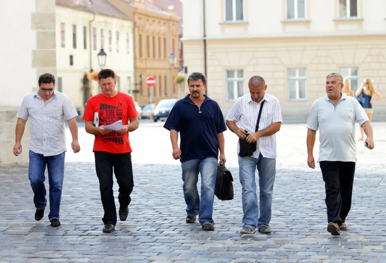 Također je obećao otvoriti novih 400 tisuća radnih mjesta, no naglasio je kako ''ne traži glasove, nego želi da se glasovi ujedine''.