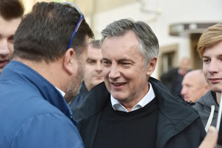 Svojim hitovima poput "Ne dirajte mi ravnicu", "&Scaron;umi, &scaron;umi javore", "Mata", "Ne vjeruje srce pameti", "Majko jedina" te mnogim drugima puni koncertne dvorane.