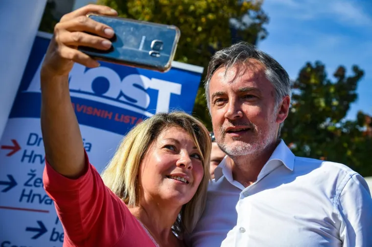 A onda je 2012. godine odlučio vratiti svoju člansku iskaznicu HDZ-a. Mislilo se kako je u potpunosti odustao od politike poručiv&scaron;i da politika nema veze sa stvarnim životom. No, 2019. ipak je politici odlučio dati novu &scaron;ansu.